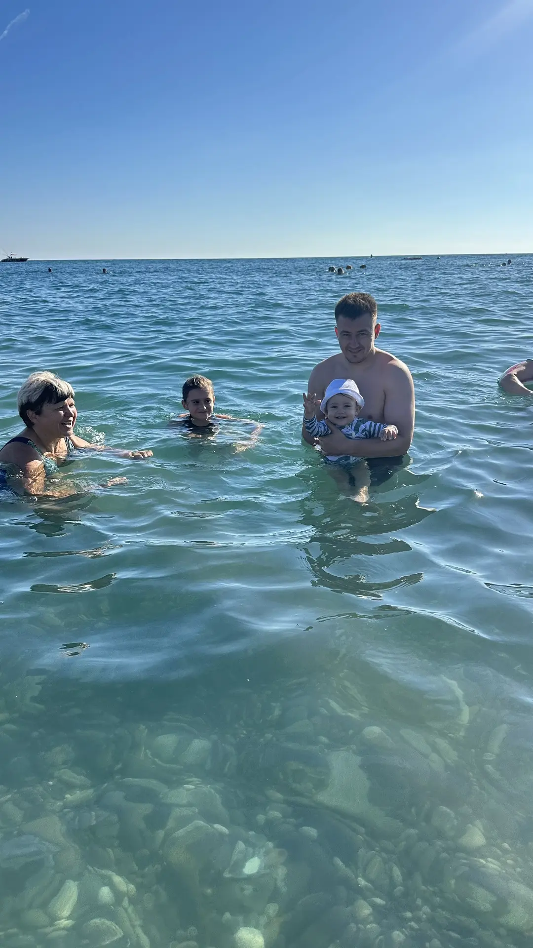 Море прекрасное, но людей очень много