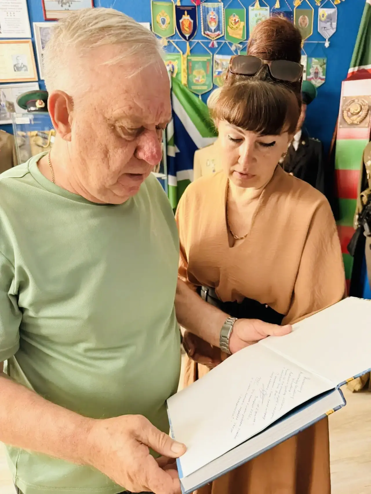 Бывший сотрудник Выставочного зала, автор серии книг о лудомании-  Александр Олегович Устинович на о