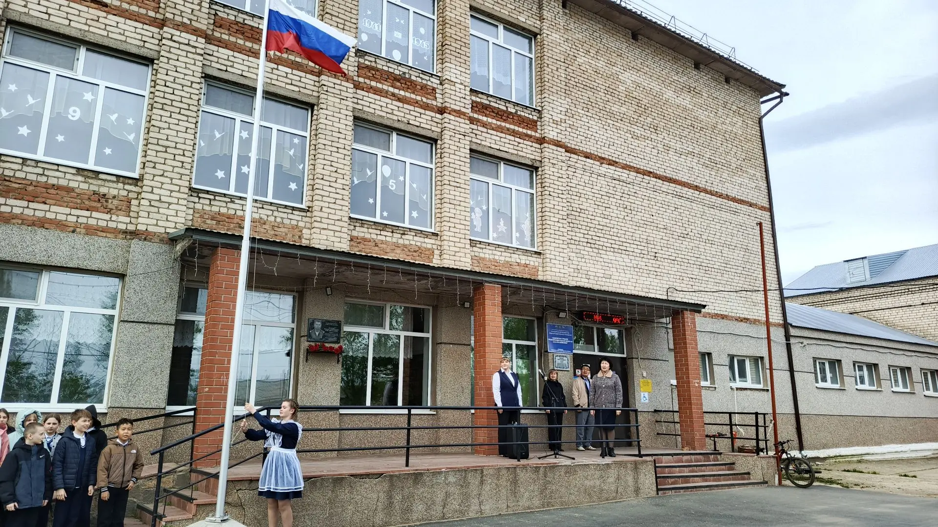 📅 12 мая в школе прошла торжественная линейка, посвящённая поднятию Государственного ф...