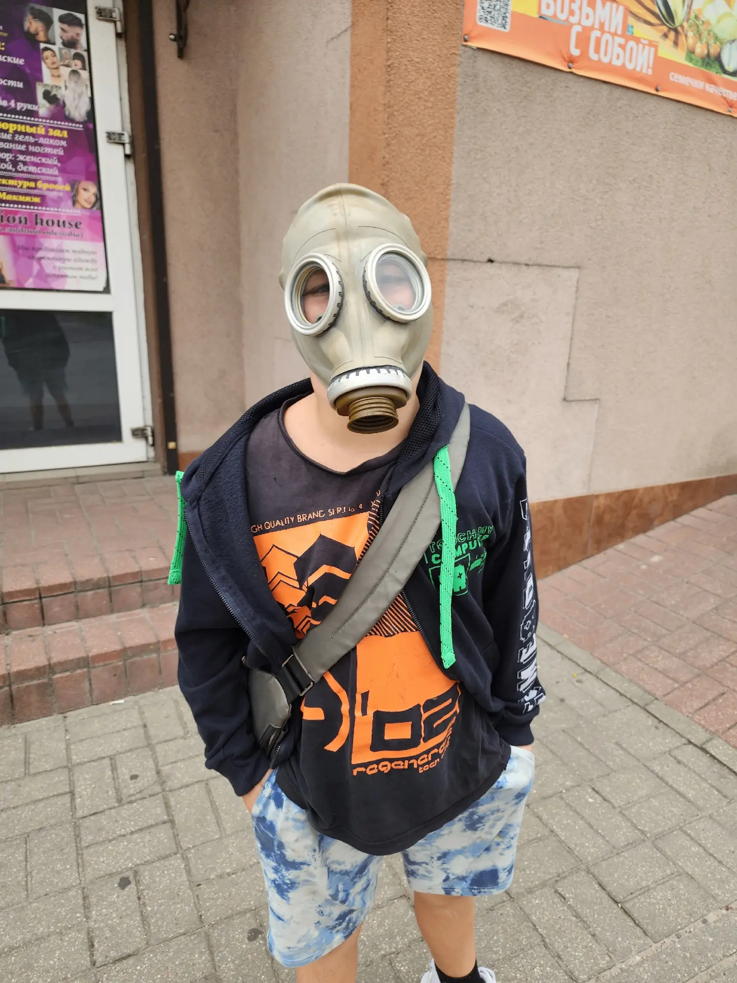 Полесск. Спросил чё в противогазе по городу ходишь? Ответ:- Ветрянкой заболел))))...Как...