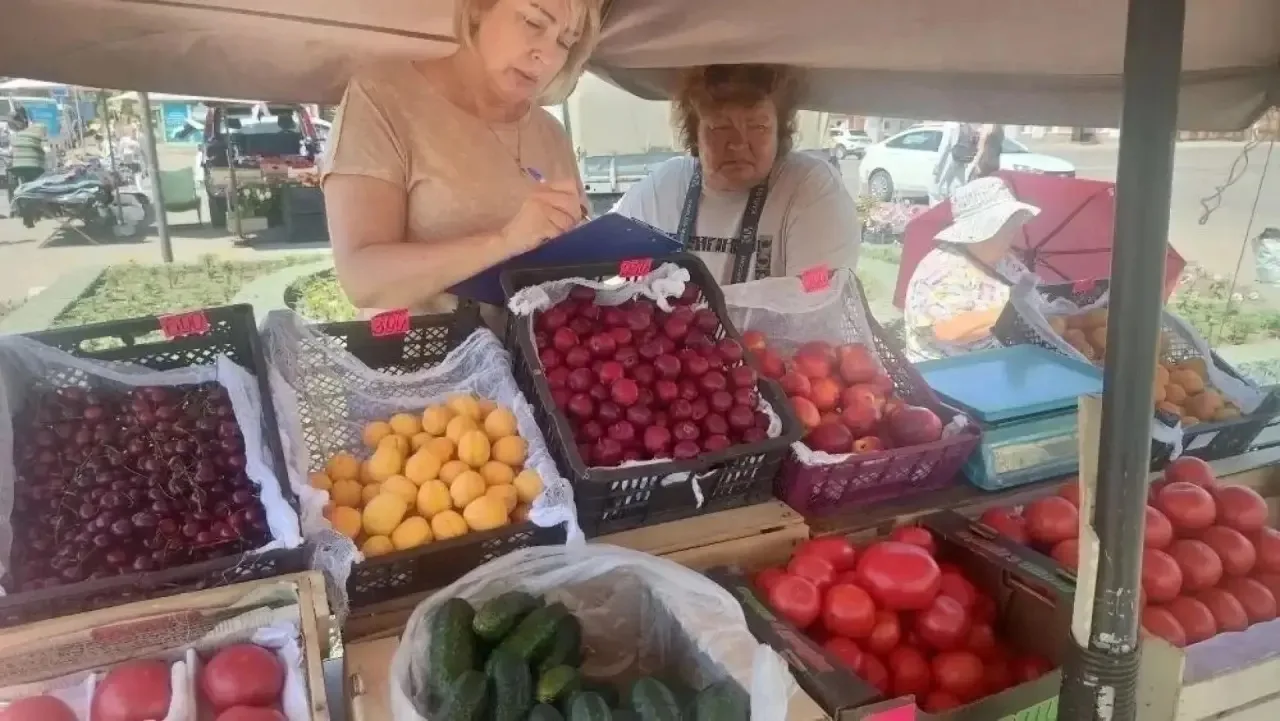 В Барнауле прошёл рейд против незаконной торговли цветами, ягодами и одеждой

В Центральном районе с