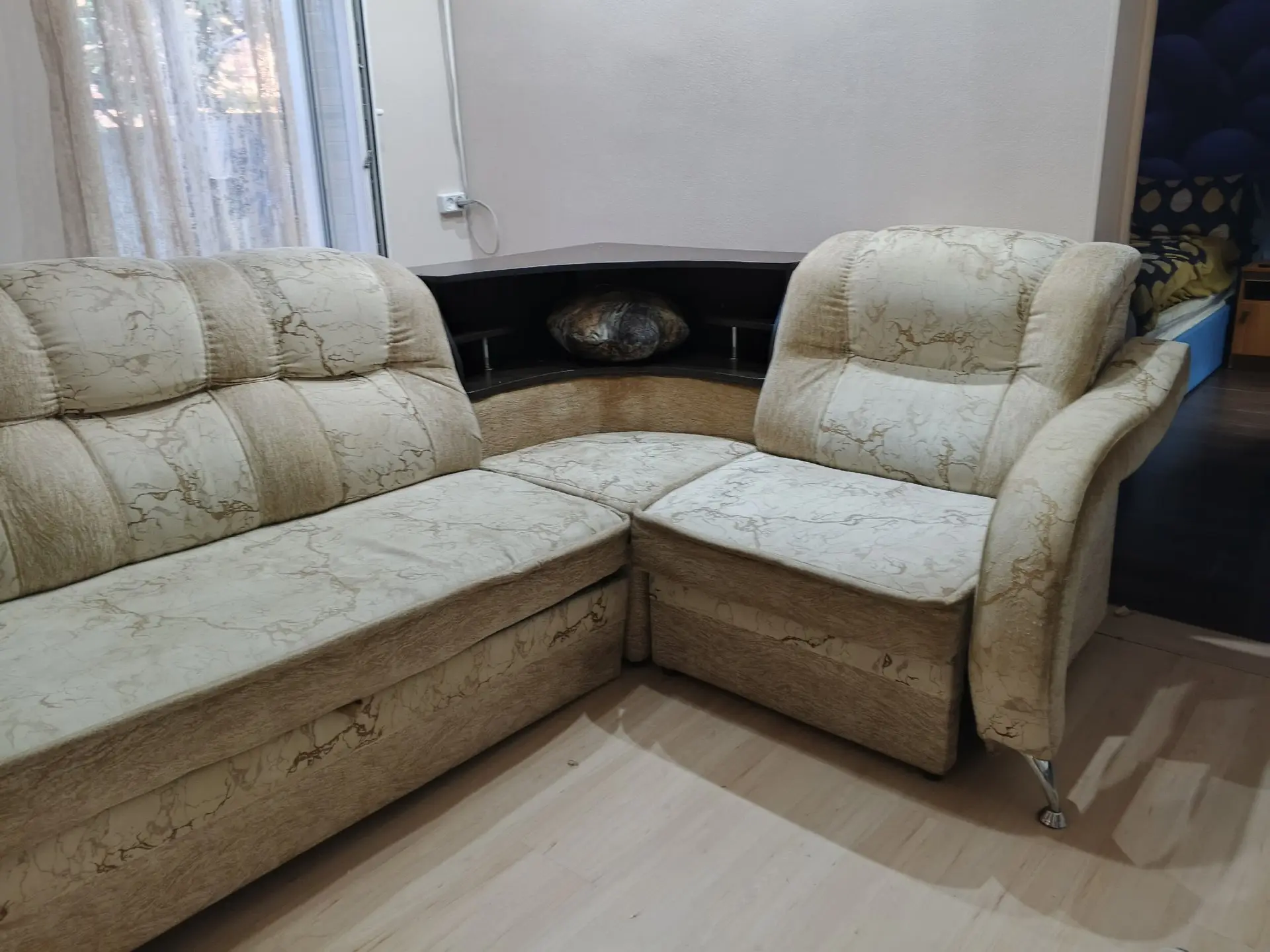 Продаю диван б/у 6000 тыс торг уместен. Тел 89951978089