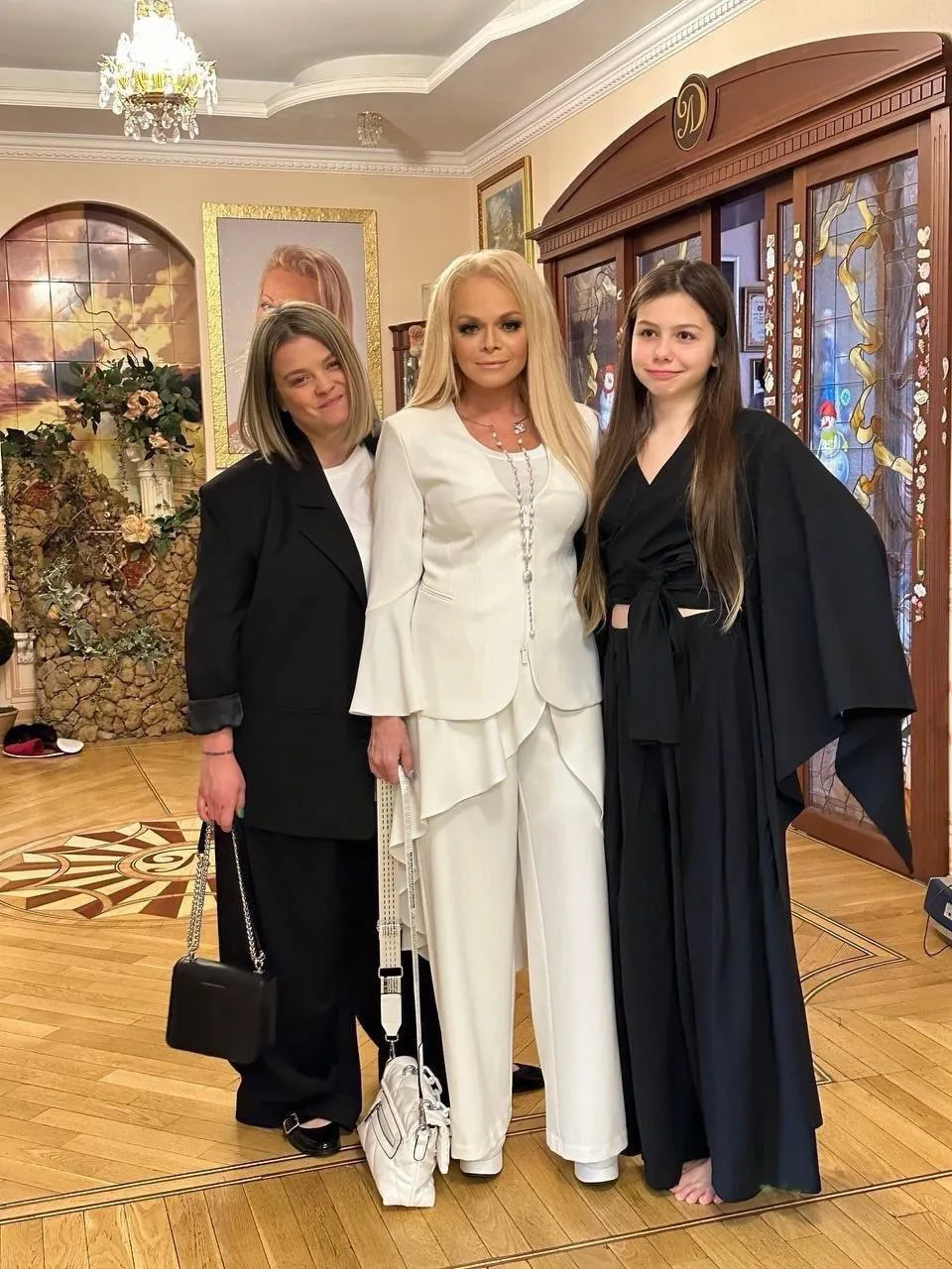 Лариса Долина освоила фотошоп?