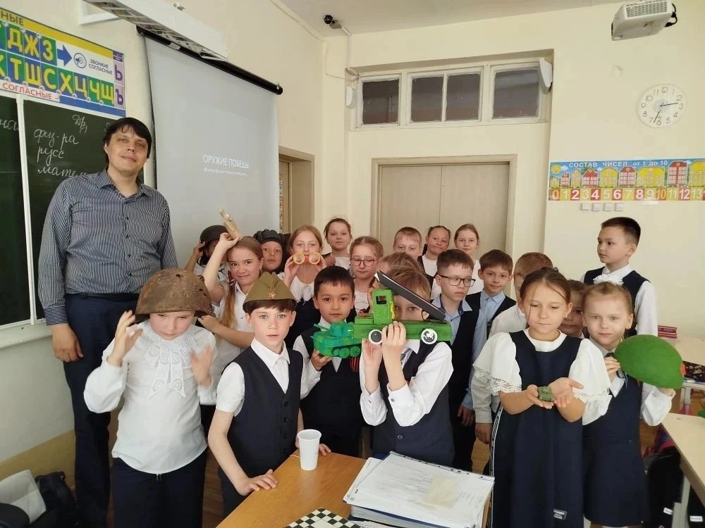 7 мая во вторых классах (2 «Б», 2 «В», 2 «Г») прошёл урок «Оружие Победы». А провёл его специалист г