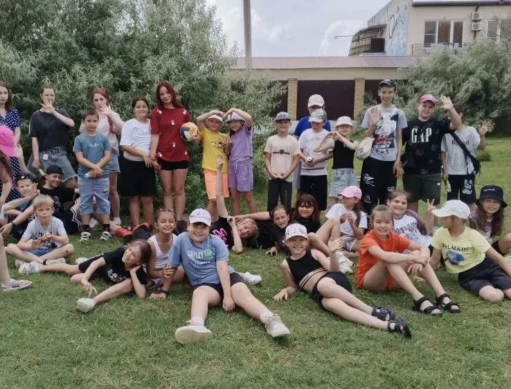 Ловите морской привет из Голубицкой! 🏖️👋
Ребята из нашего лагеря «Дружба» сегодня сменили школьные
