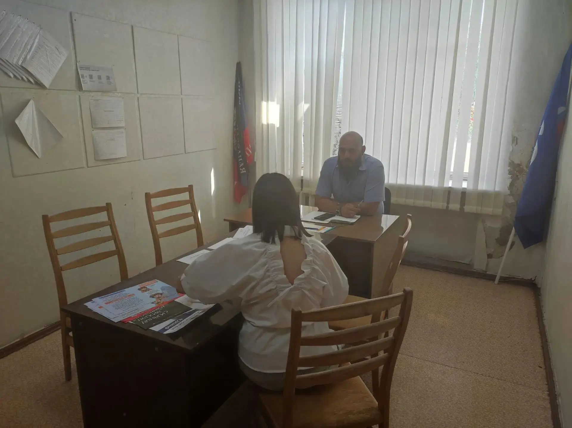 Заместитель главы администрации Амвросиевского муниципального округа Виталий Щуров пров...