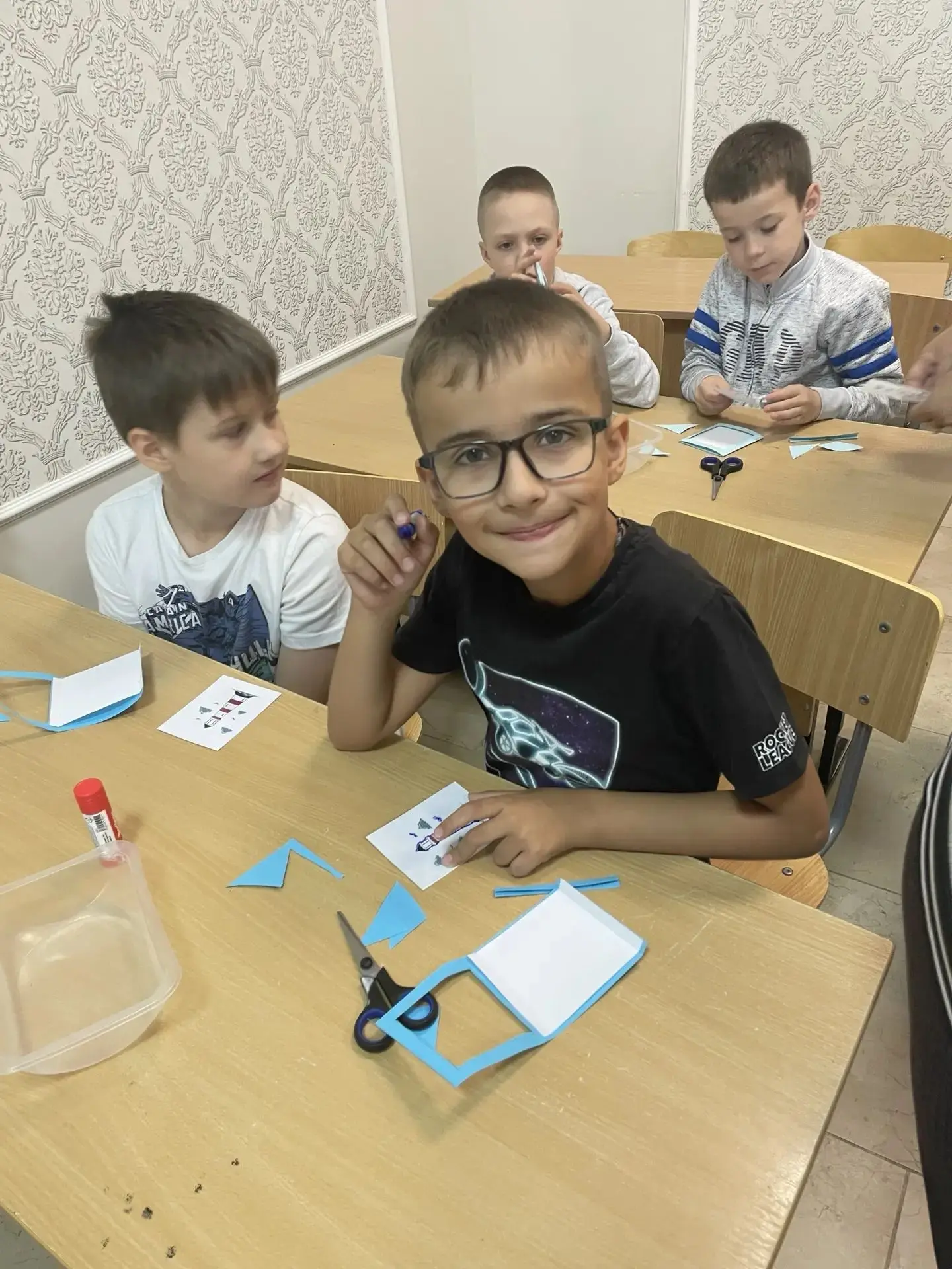 ☀️ Очередной насыщенный и интересный день в нашем летнем школьном лагере!
🎨 Отряд «Нон-стоп»
Ребята