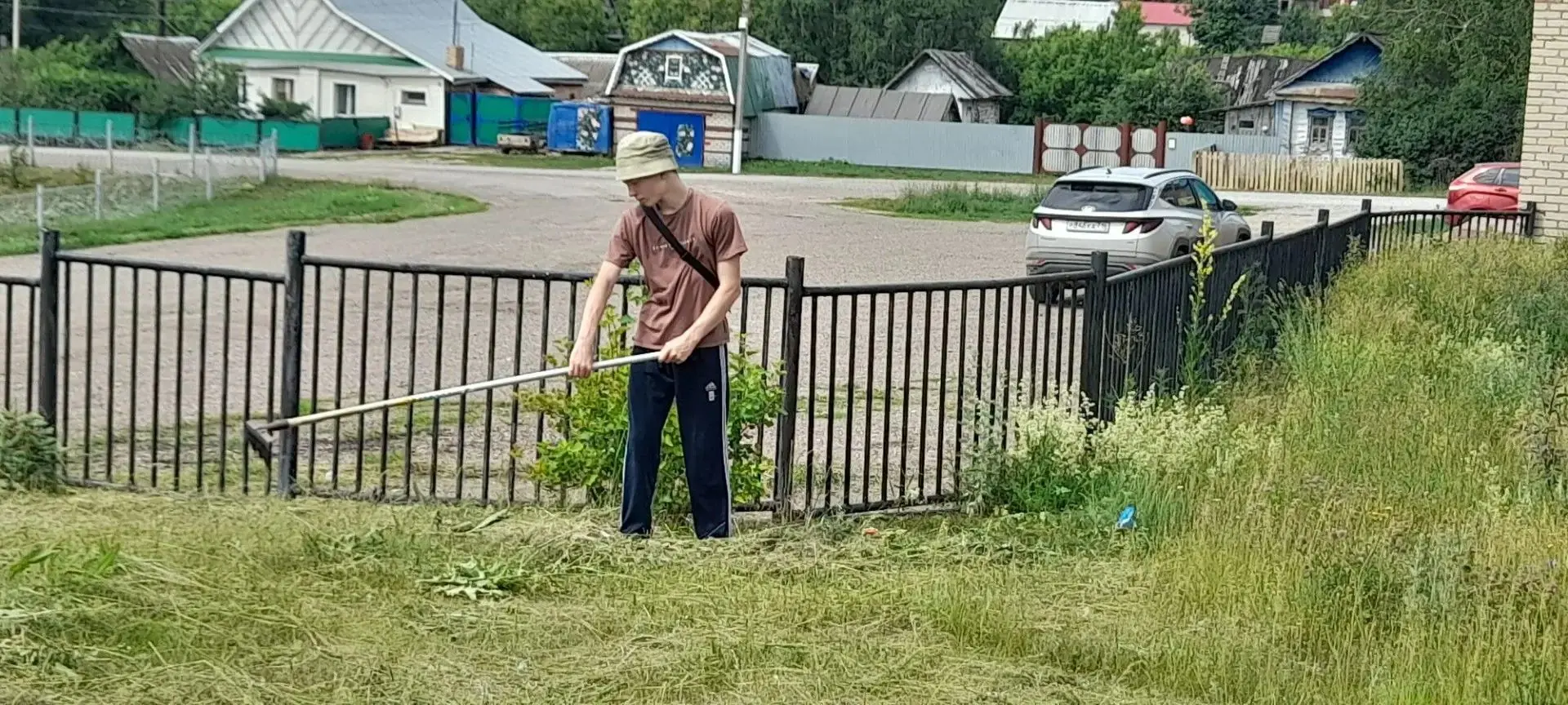 Накануне Дня памяти и скорби, 20 июня, школьники занимались благоустройством памятника погибшим в го