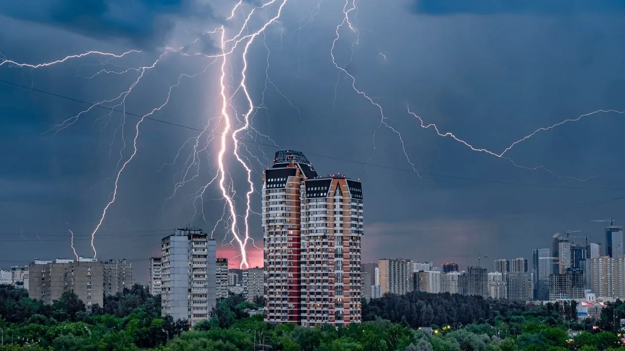 ❗️Молния ударила в москвичку, которая отдыхала на пляже в Подрезово — она пряталась от грозы под дер