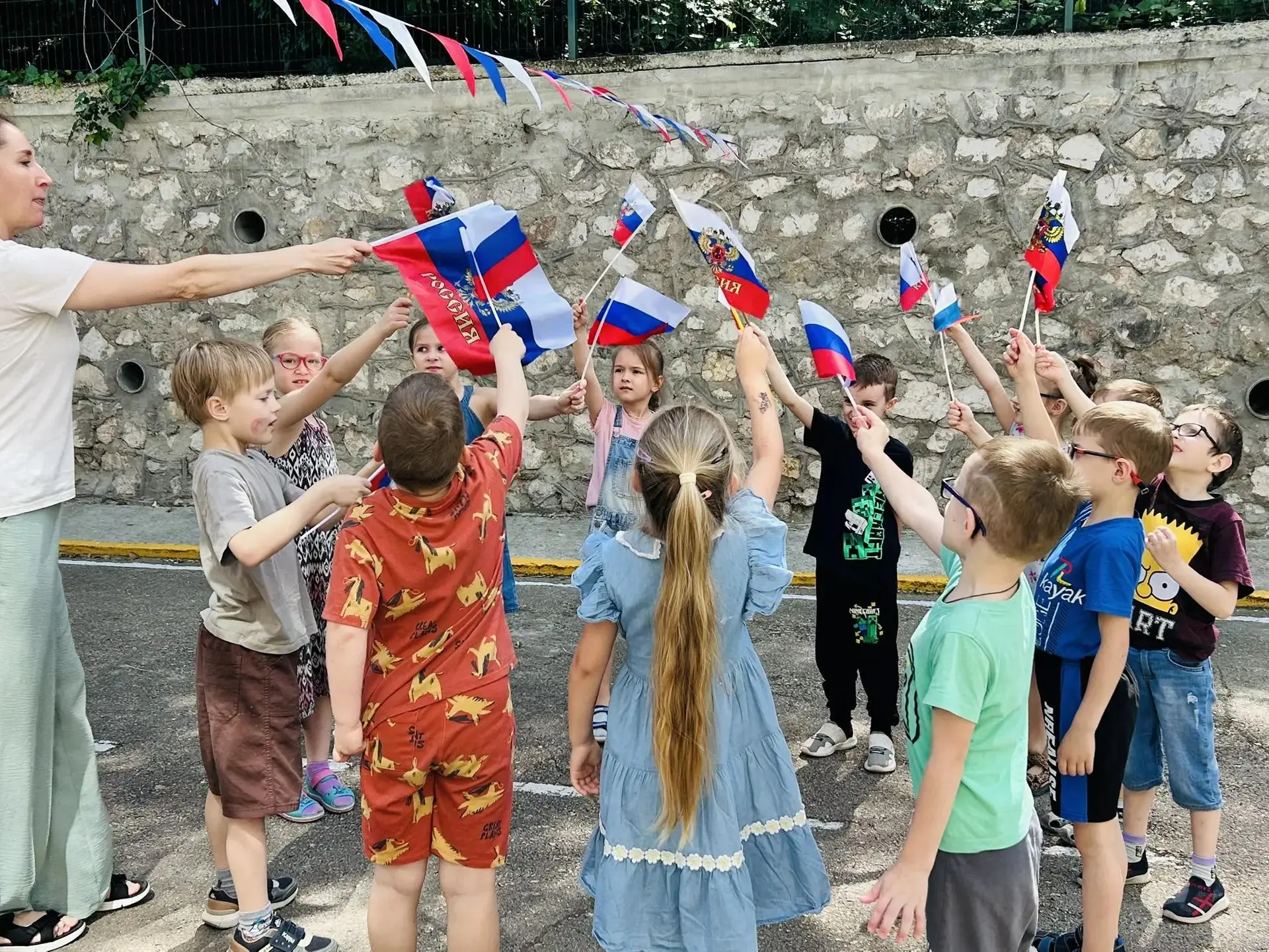 ✨ День России в нашем детском саду✨

12 июня наша страна отмечает важный праздник — День России! 🇷�
