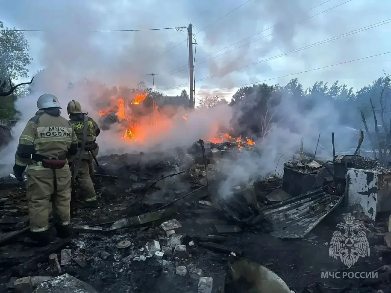 ❗️Два человека погибли при пожаре в садовом товариществе в Заволжье

Огнём уничтожены три садовых до