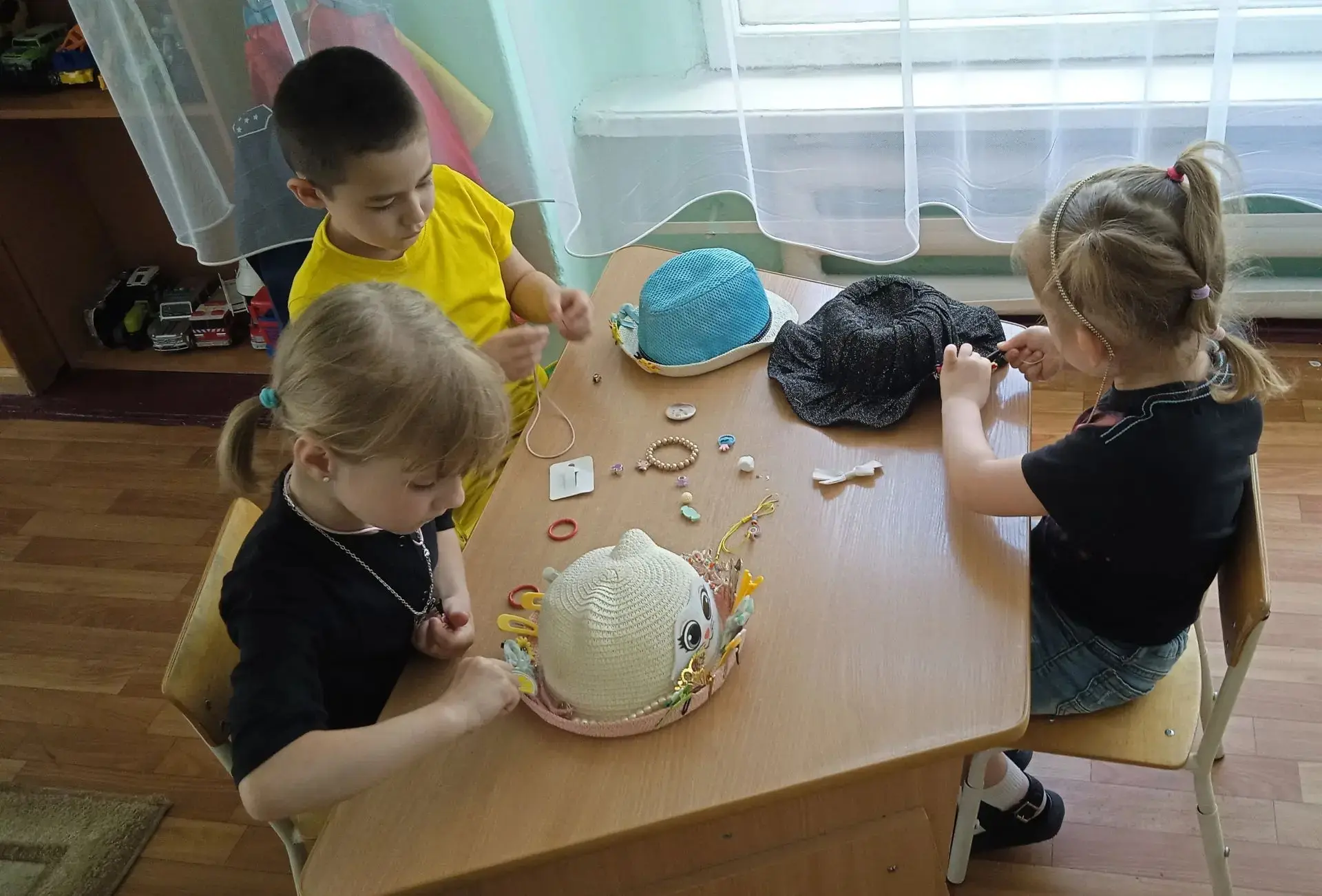 Всем известно, праздник — это всегда удивительные чудеса, волшебные краски и звонкий смех детей. В н