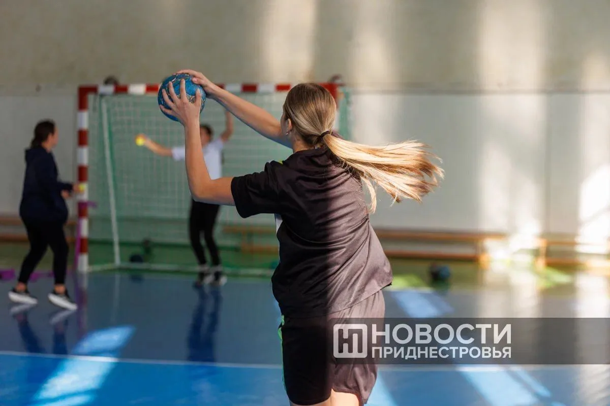 Гандболистки тираспольской СДЮШОР-1 готовятся к новому сезону. Сейчас у команды – ежедн...