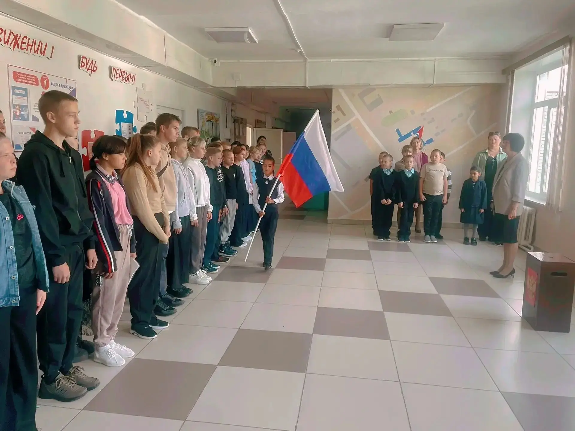 🍁🍂В школе-интернате новая неделя началась с  торжественной церемонии — выноса государ...