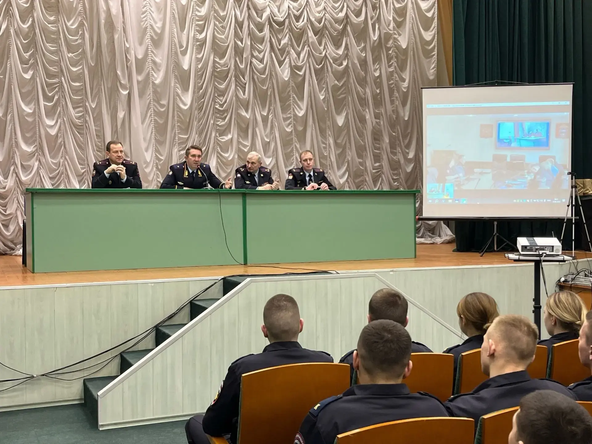 ⭐️ В Брянском филиале состоялась рабочая встреча начальника института с курсантами   🗓 16 апреля про