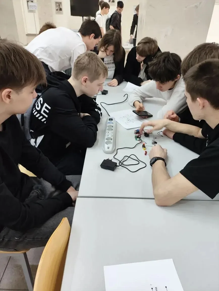 ⚡ Сегодня ученики 10А и 10В технологических классов посетили фестиваль радиоэлектроники — яркое и ув