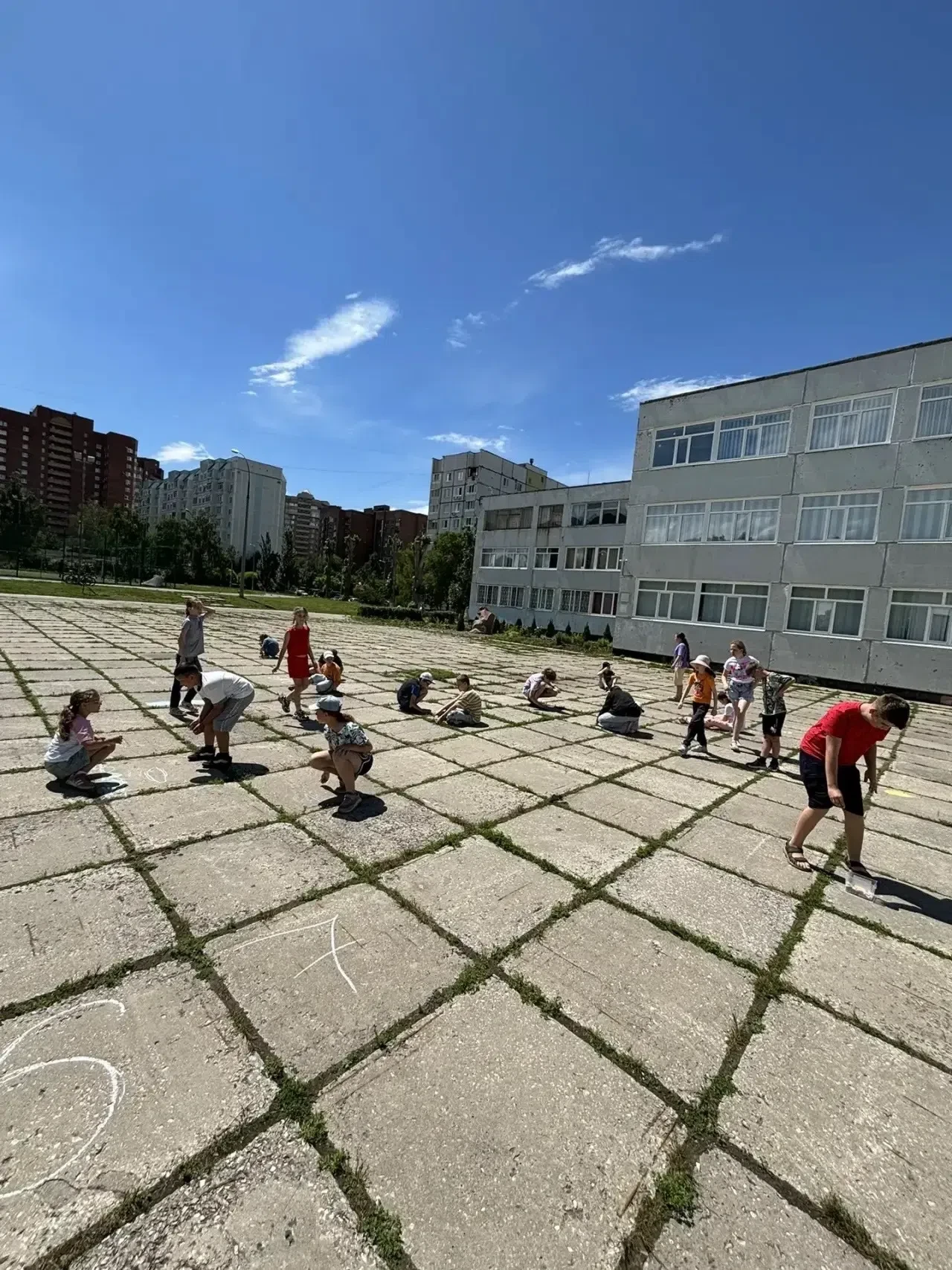 Сегодня отряд Орлята превратили скучный серый асфальт в яркую сказку, выводя мелом бирюзовые волны, 