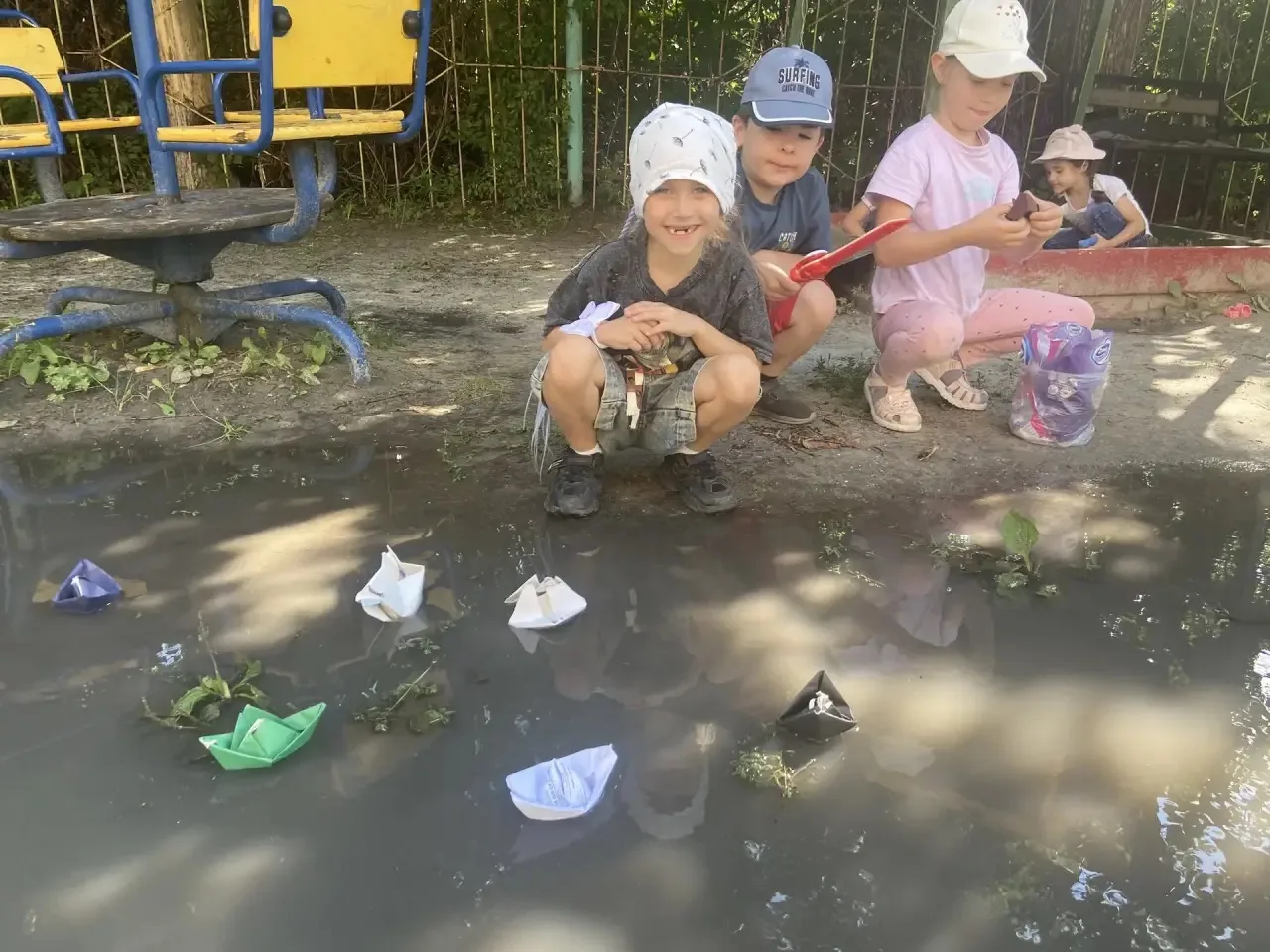 На календаре лето 🌞!Пока дети спали, прошёл дождь. Умыл деревья🌳 и кусты, напоил водой наши цветы�