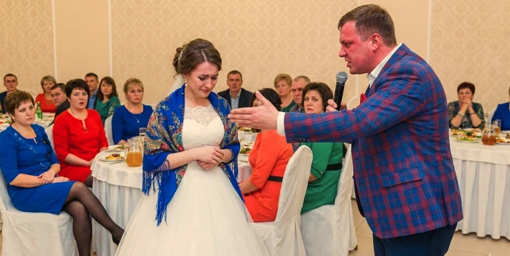 «Я взял её из жалости, чтобы отмыть!» — объявил жених. В банкетном зале было душно от запаха лилий и