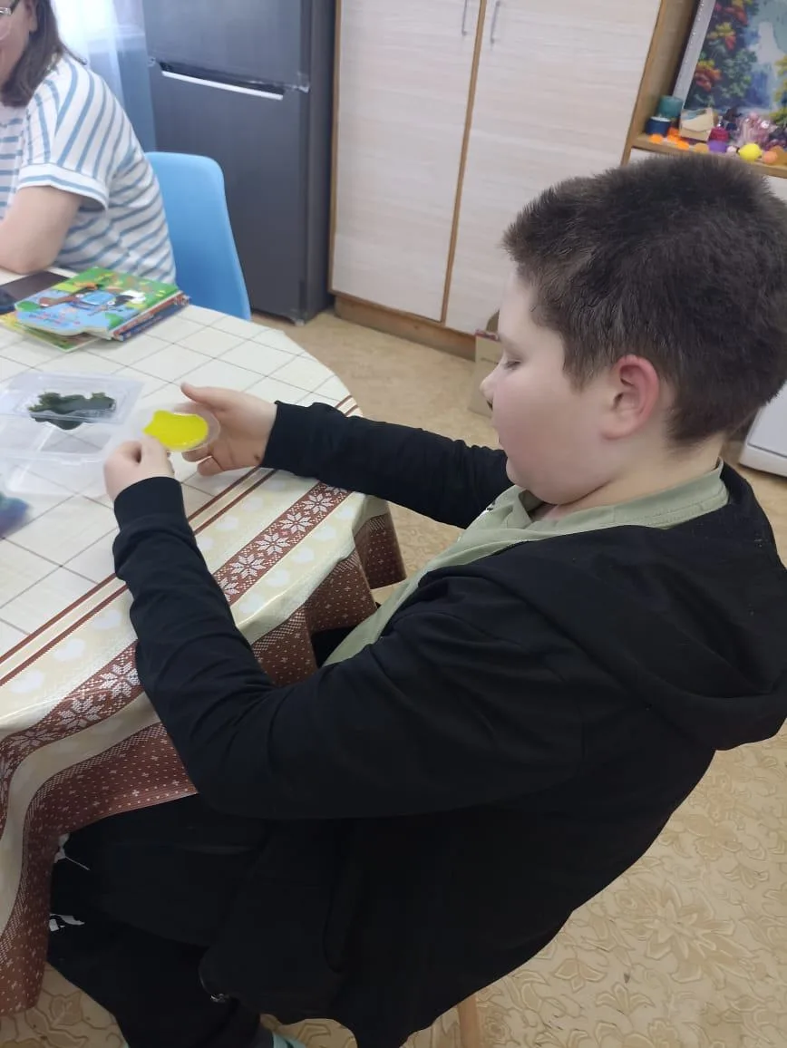 🧼 Мыло — не только для тела. Оно моет и настроение
Ты наливаешь воду. Пенится мыло, сделанное своим