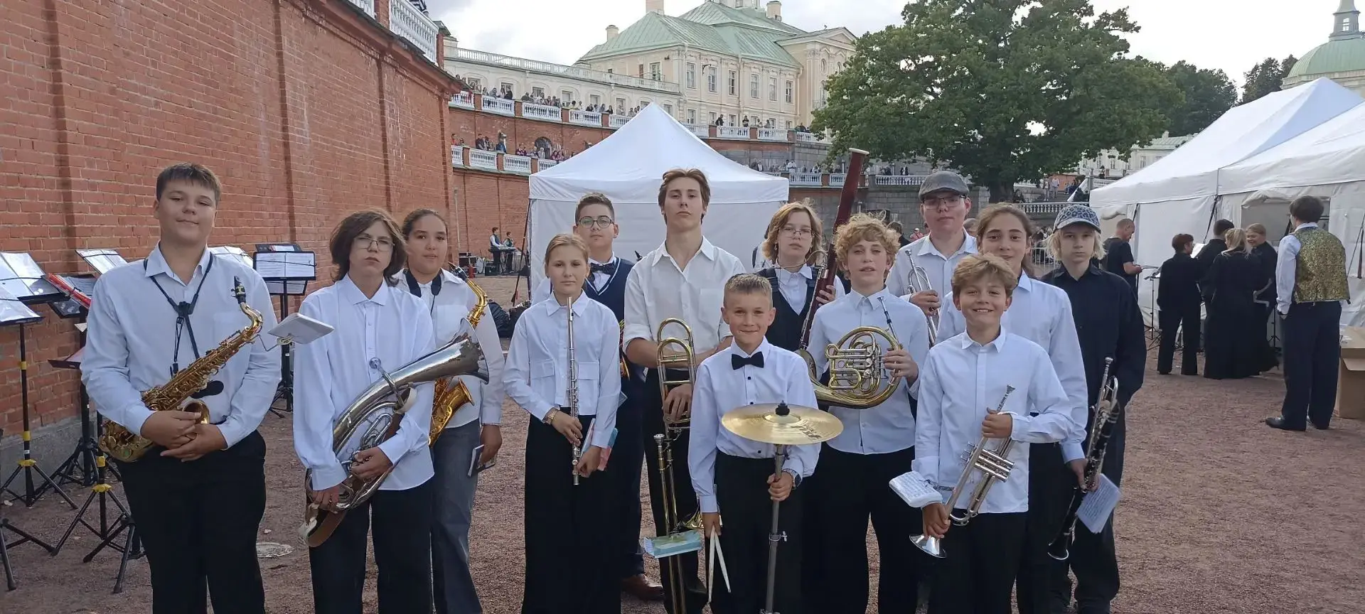 Благодаря юным музыкантам духового оркестра нашей школы под управлением Трофимова Конст...