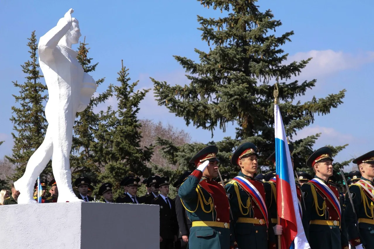 В Саратове военнослужащие и сотрудники Росгвардии приняли участие в торжественном мероприятии, посвя