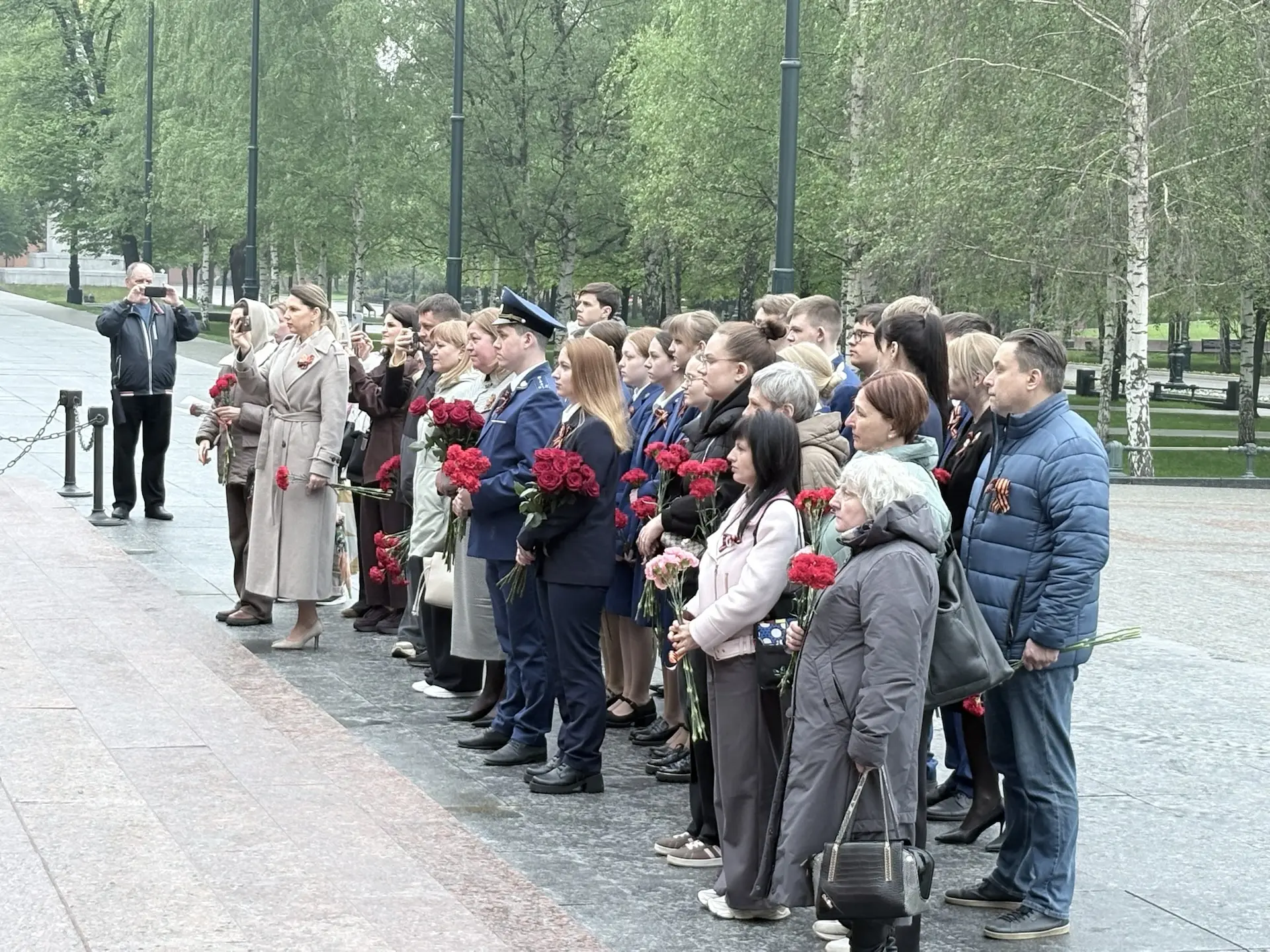 Сегодня делегация нашей школы посетила Могилу Неизвестного Солдата -священное место памяти у Кремлёв