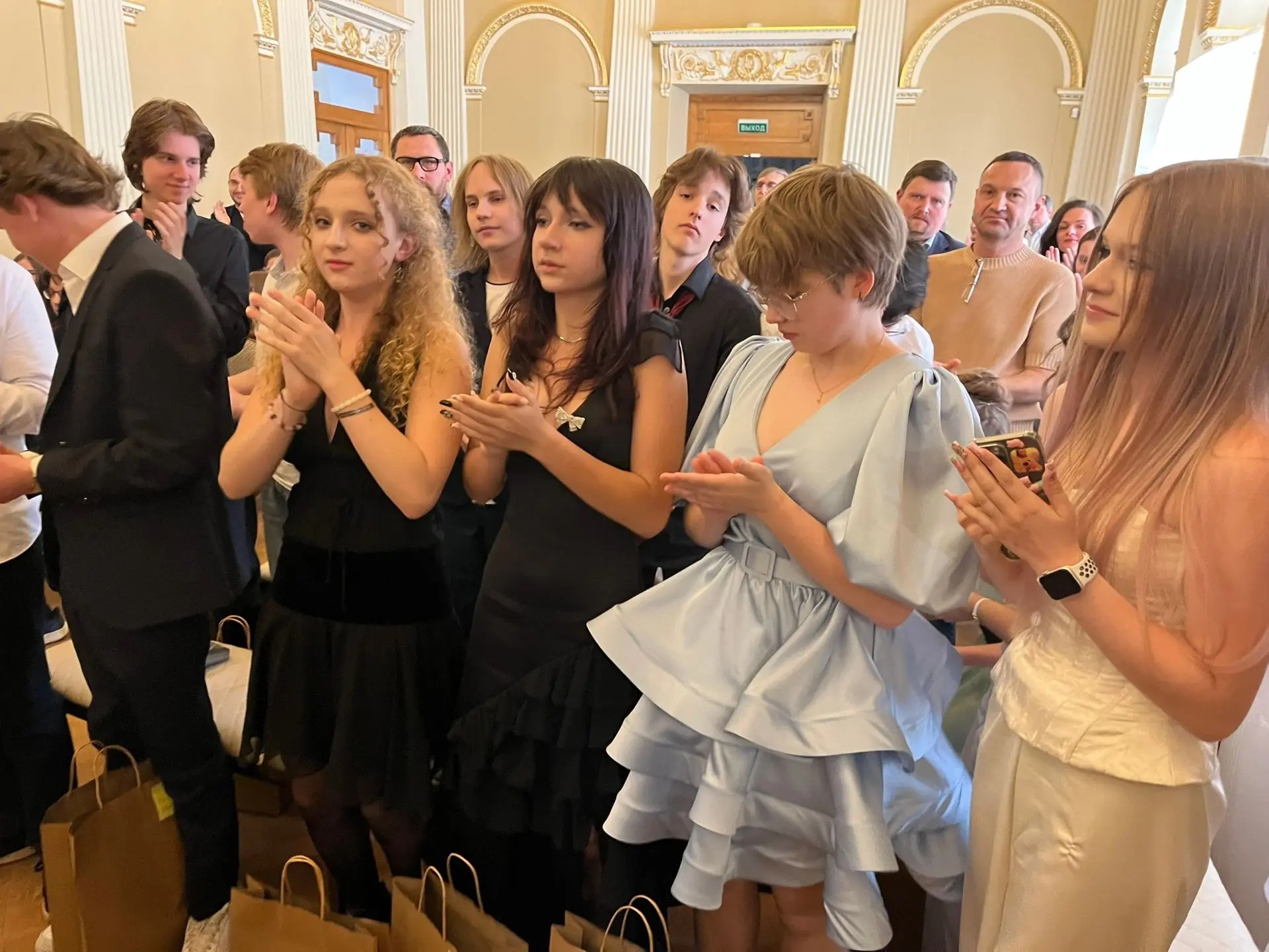 Петербургская школа «Унисон»: так, стОя, аплодировали дети и их родители за высоко проф...