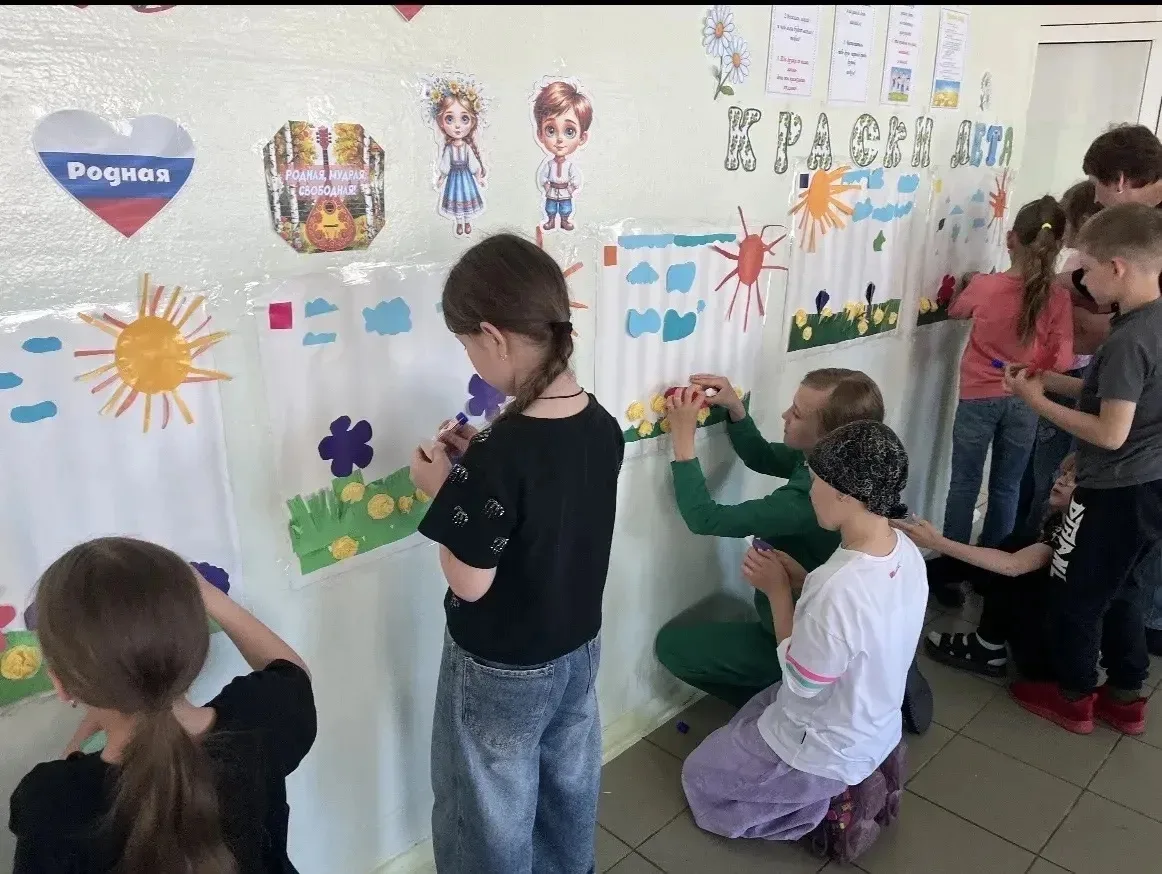 🎨 «Краски лета» в пришкольном лагере МОАУ СОШ №2🎨