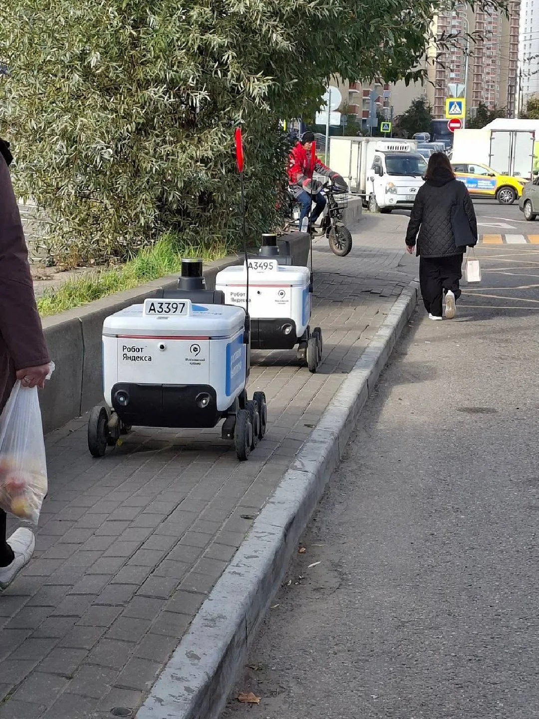 Кожаные мешки, подвиньтесь! 🤖 В Путилково замечены маленькие четырёхколёсные курьеры