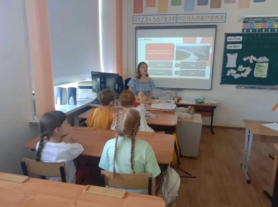 Сегодня, 11 июня, накануне Дня России, в нашем школьном лагере "Родные истоки" прошла интеллектуальн