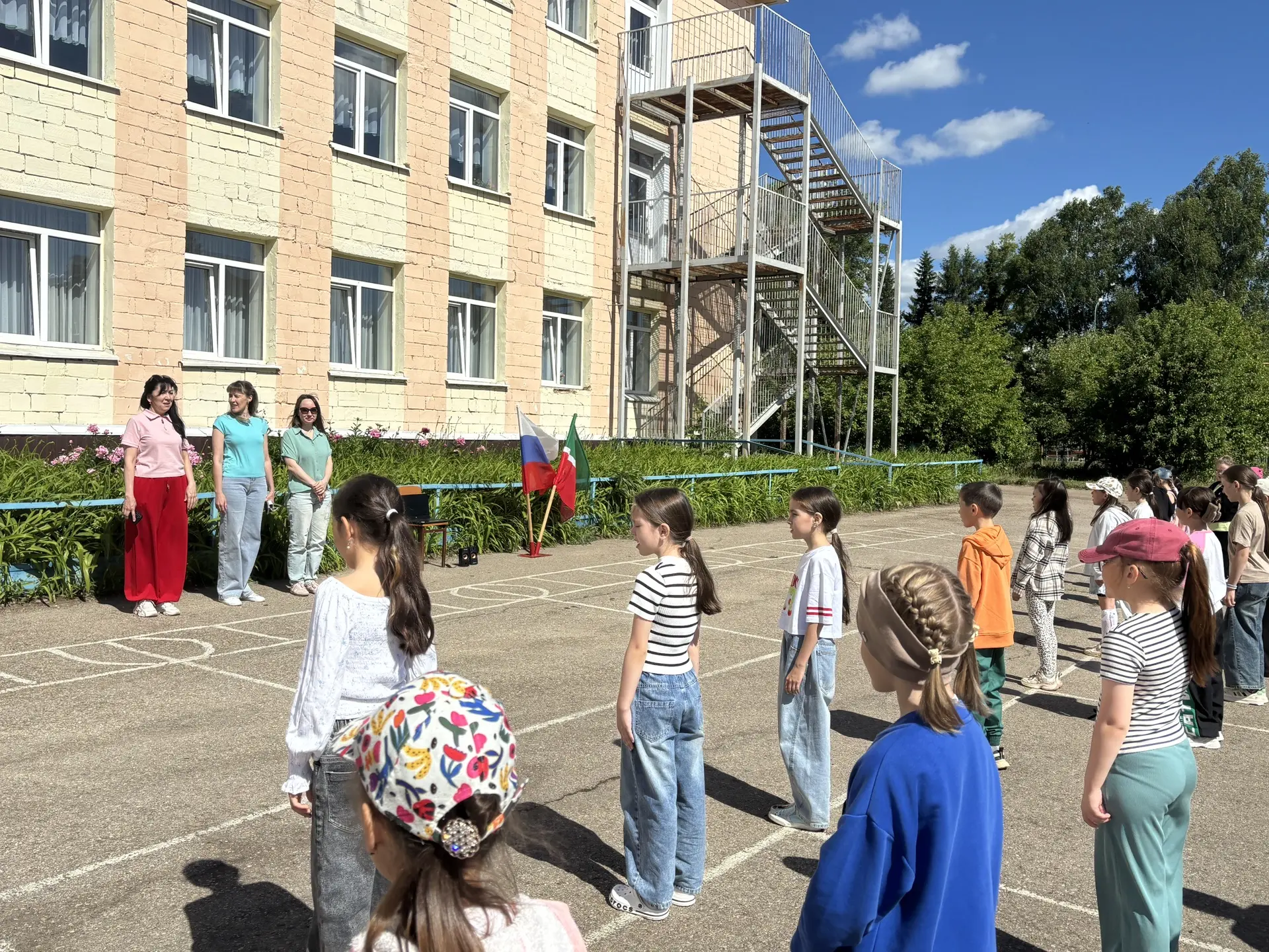 Наш школьный лагерь открыл свои двери для самых активных, весёлых и любознательных ребя...
