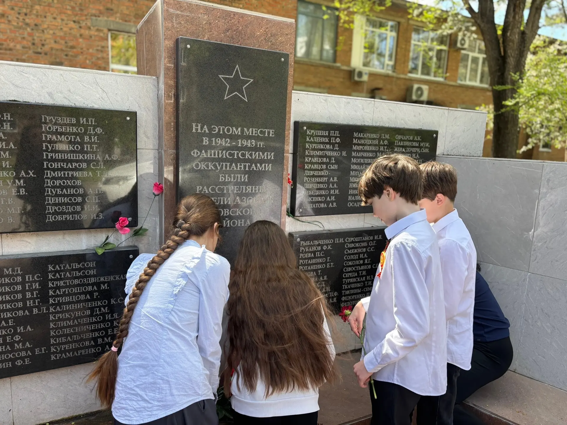 🗽 в честь празднование 81-й годовщины  Победы, ребята  возложили цветы у мемориалу памяти жертвам фа