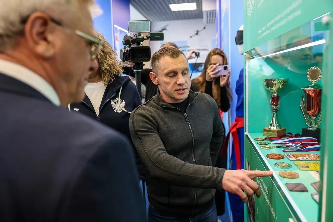 Простреленный пулей военный билет и боксерские перчатки. Орден Мужества и хоккейная клюшка. Личные в