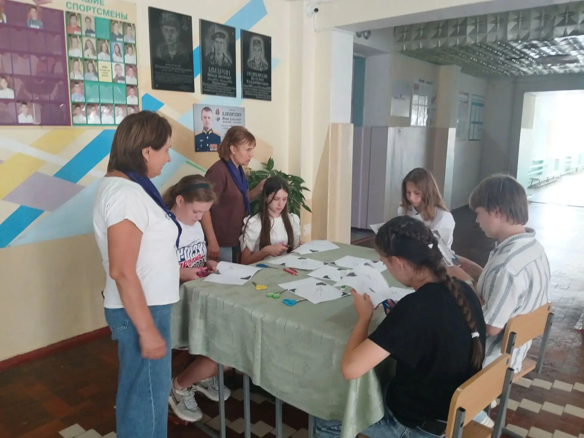 3 сентября в Нежинской модельной библиотеке прошёл мастер‑класс «Журавлик памяти», приу...