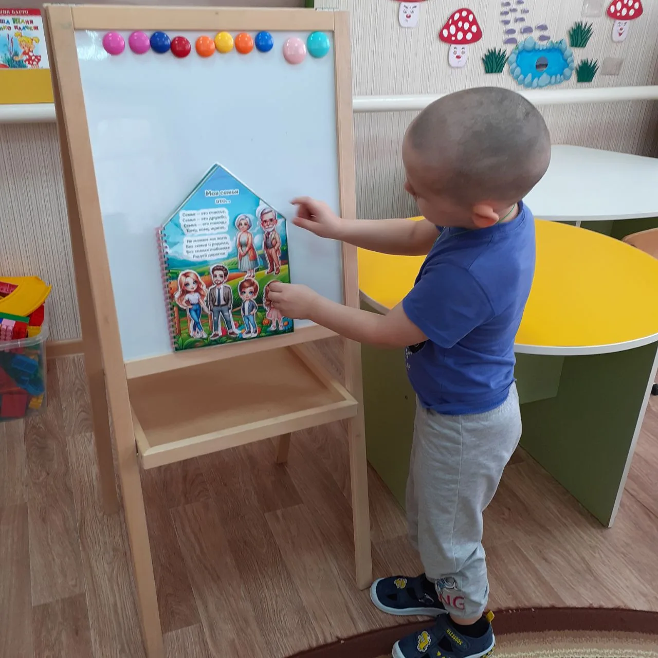 В средней группе "Веснушки" в рамках реализации программы "Моя семья" было проведено за...