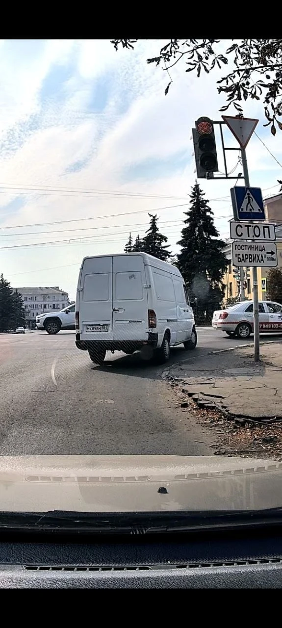 26.08.2026 года в 15:37 МСК . На красный сигнал светофора в г. Макеевка (ДНР) на пересе...