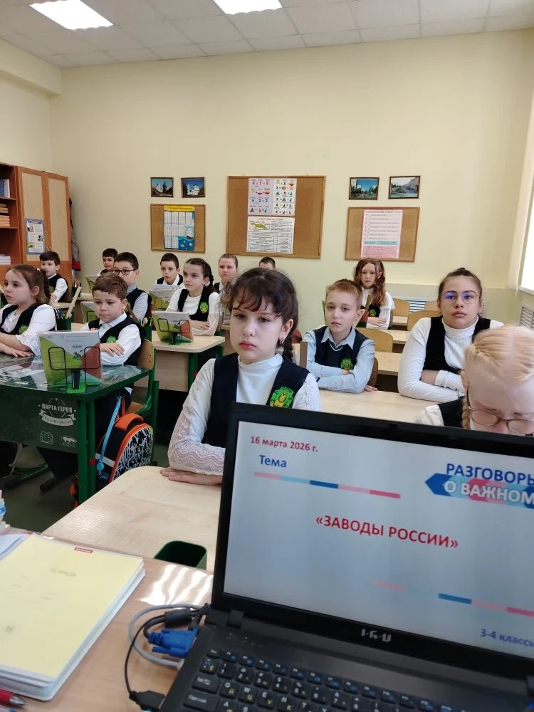 Наступившая неделя по традиции началась с общешкольной линейки. Юнармейцы школьного отряда «Пересвет