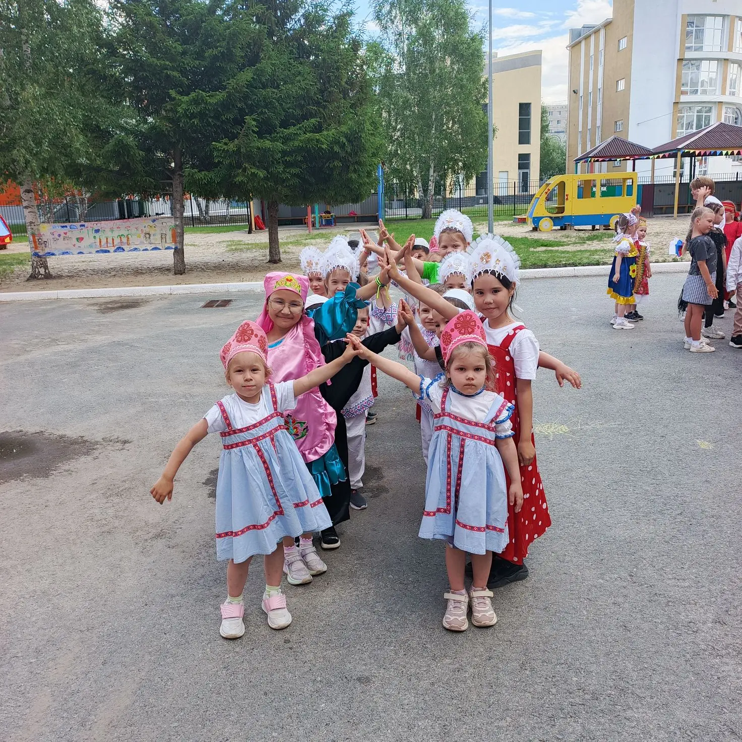 Сегодня в нашем детском саду прошёл волшебный и теплый праздник- День России, полный приключений, др