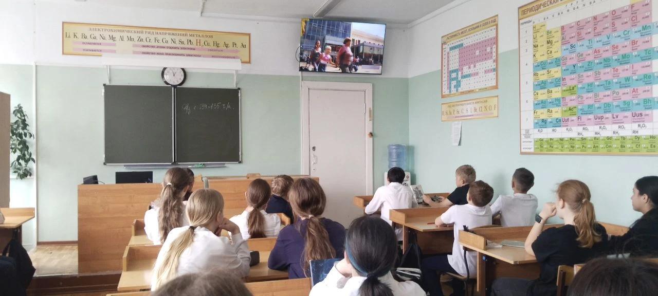 Учащиеся школы приняли участие в социально--значимую профилактической акции "Уступи дорогу поездам!"