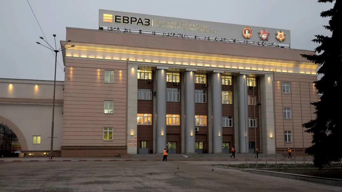 Российские активы Evraz Plc с 1 апреля официально перешли на ПАО "Евраз".   Компания сообщила, что и