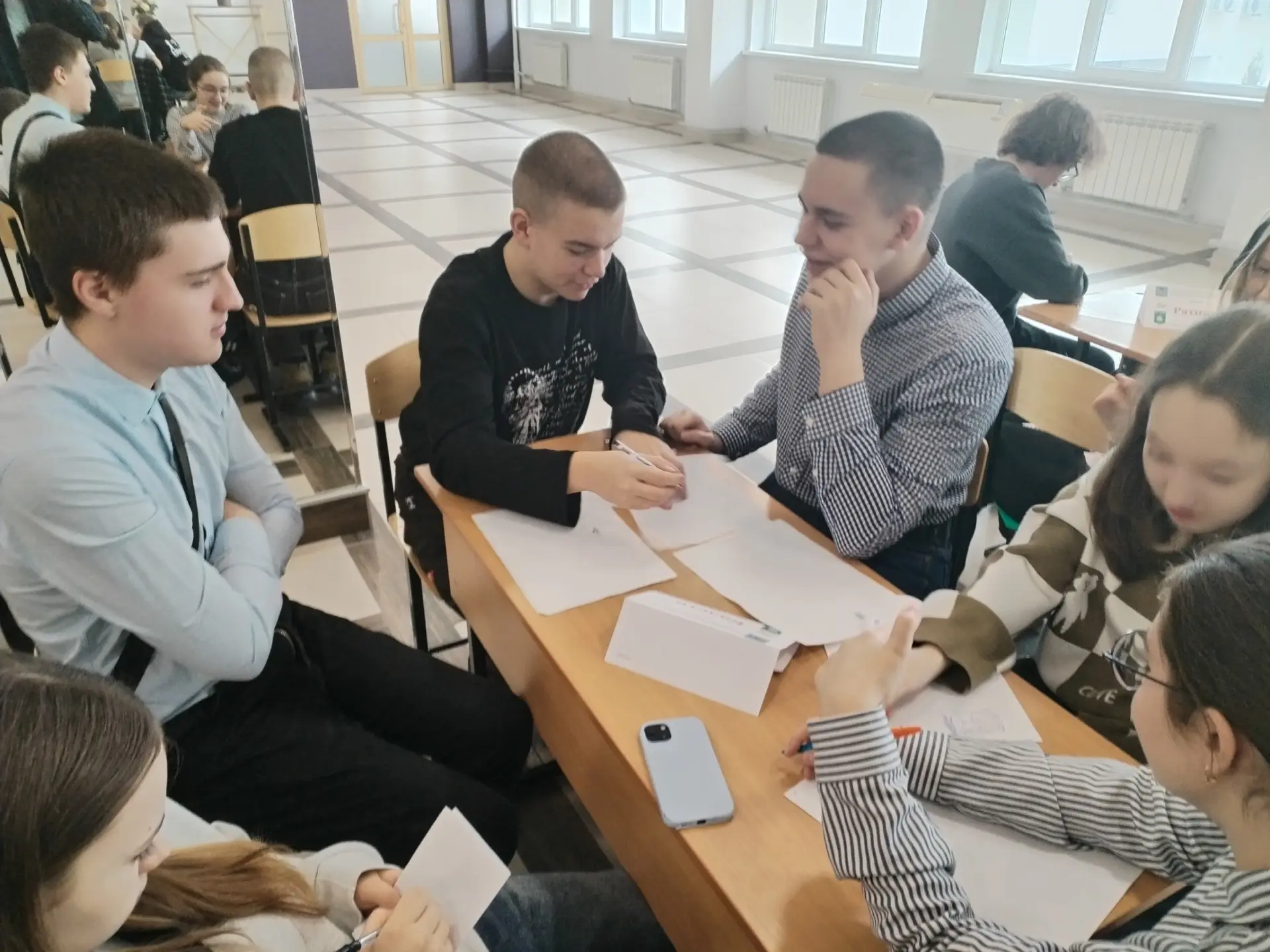 Штурмуем высоты «Что? Где? Когда?»  Команда учеников из 8-9 классов нашей школы приняла участие в от