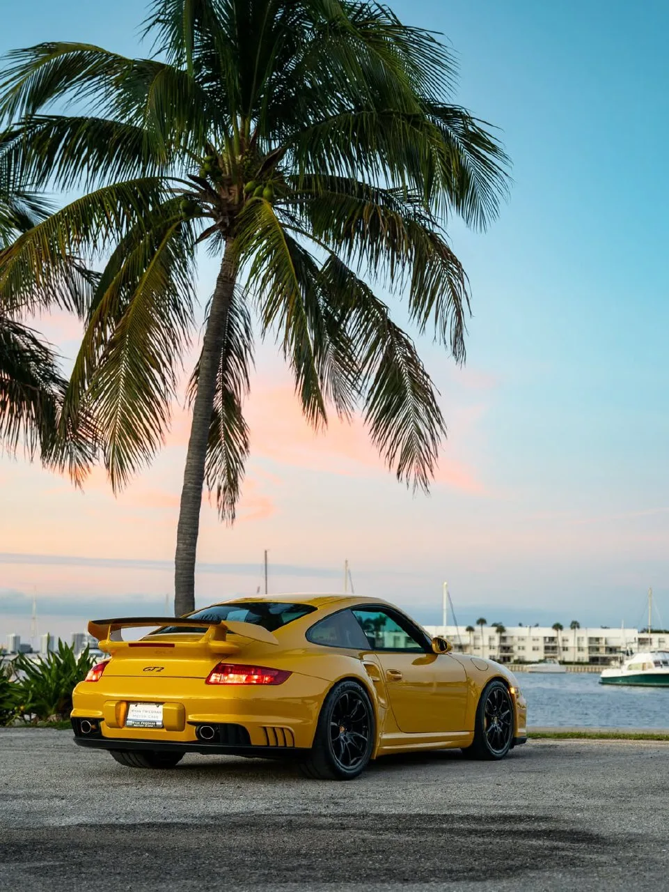 Стильный жёлтый Porsche специально для тебя. 🚗
