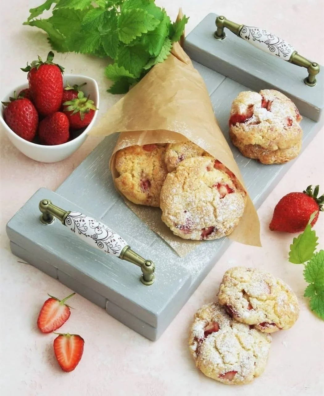 Представьте: хрустящая корочка, нежная серединка и взрыв вкуса сочной клубники🍓 тогда ...
