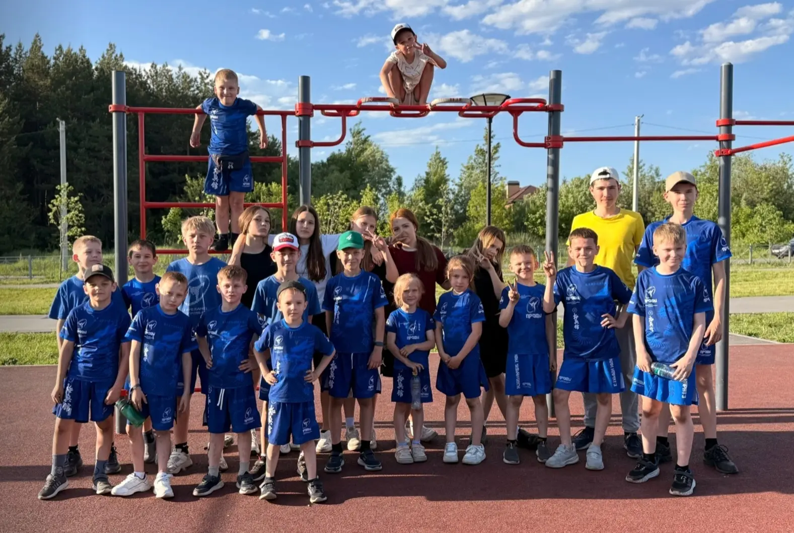 Спортсмены отделения киокусинкай. Тренер-преподаватель Евгений Доронькин.