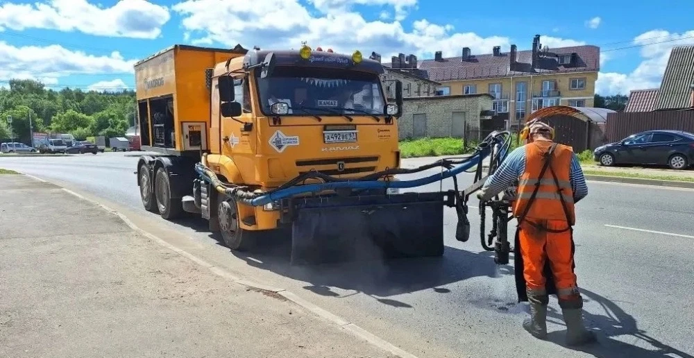 Улично-дорожную сеть Костромы продолжают приводить в порядок. Работы ведутся как на основных магистр