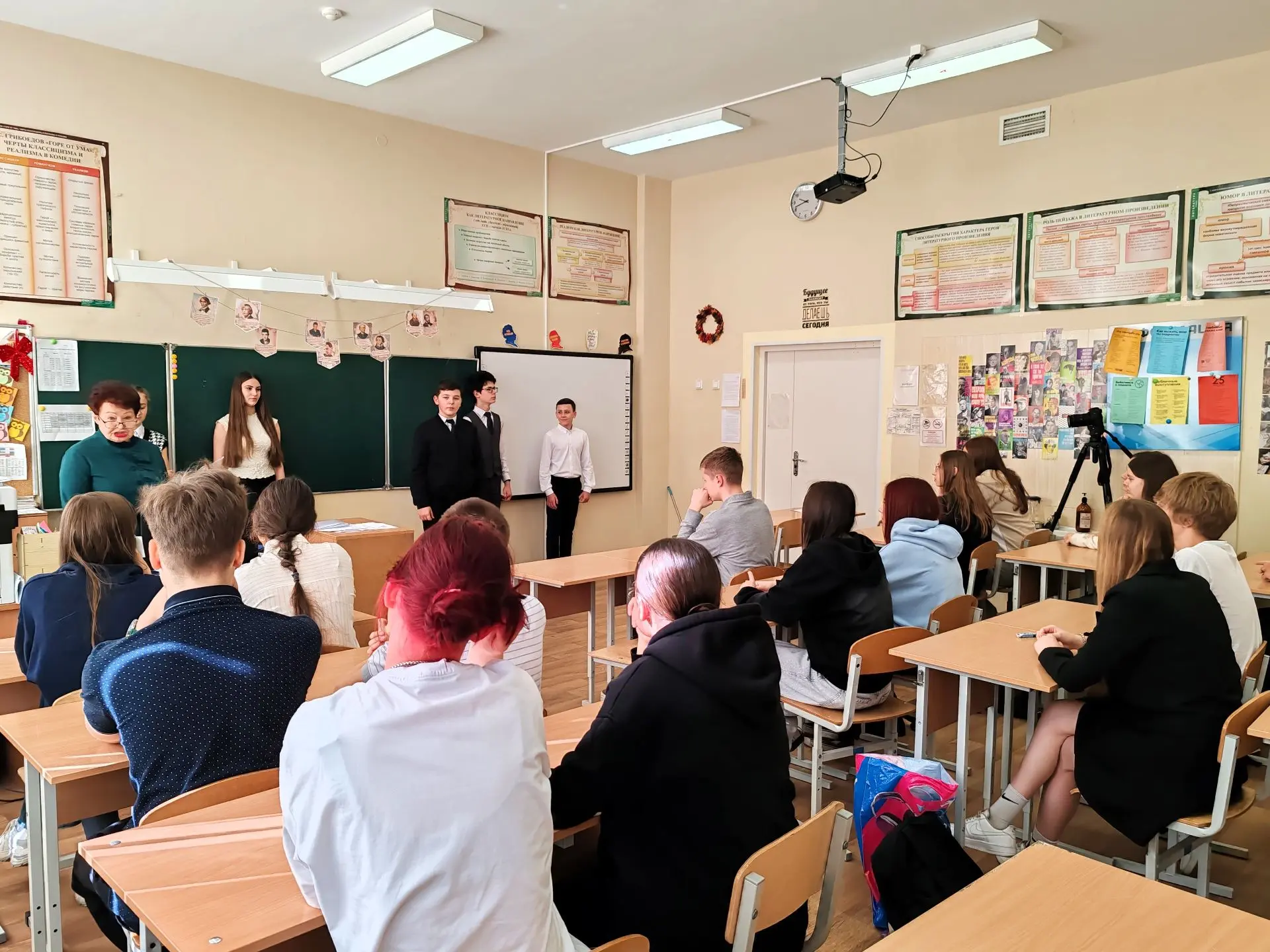 В последнюю учебную неделю в Муринской СОШ №3 состоялся бенефис лучших участников студии художествен