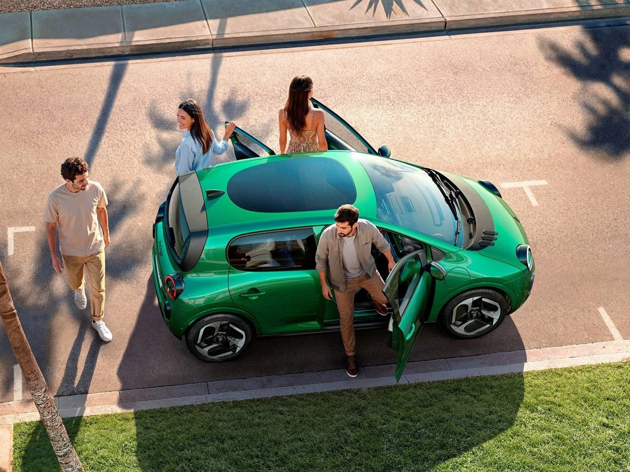 👌 Renault оснастила новый электрический Twingo панорамной крышей в форме картофелины