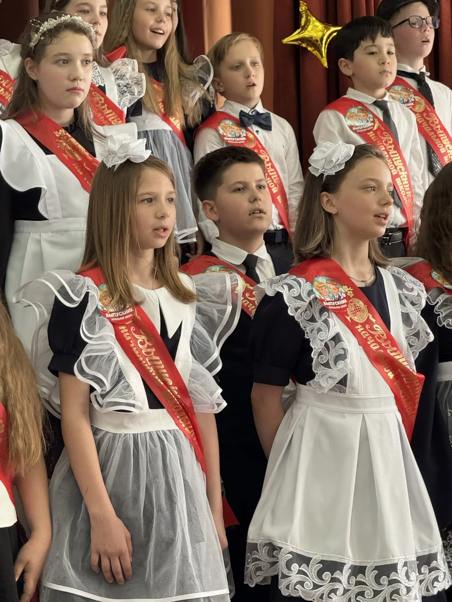 🥳Для наших четвероклассников прозвенел особенный звонок.  Позади — первые уроки, первые оценки, перв