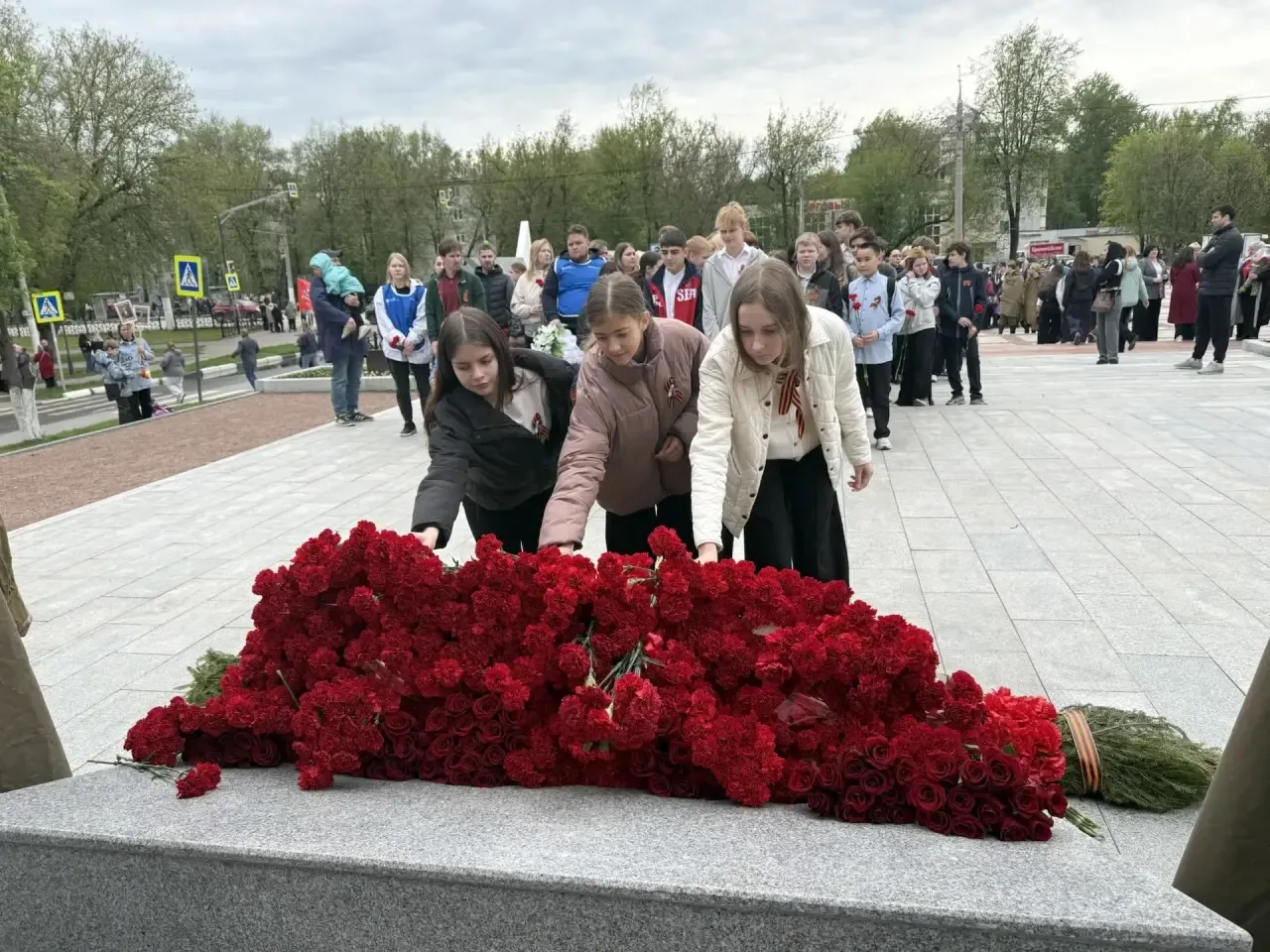 9 мая делегация обучающихся и педагогов приняли участие в городском мероприятии и возложили цветы к 
